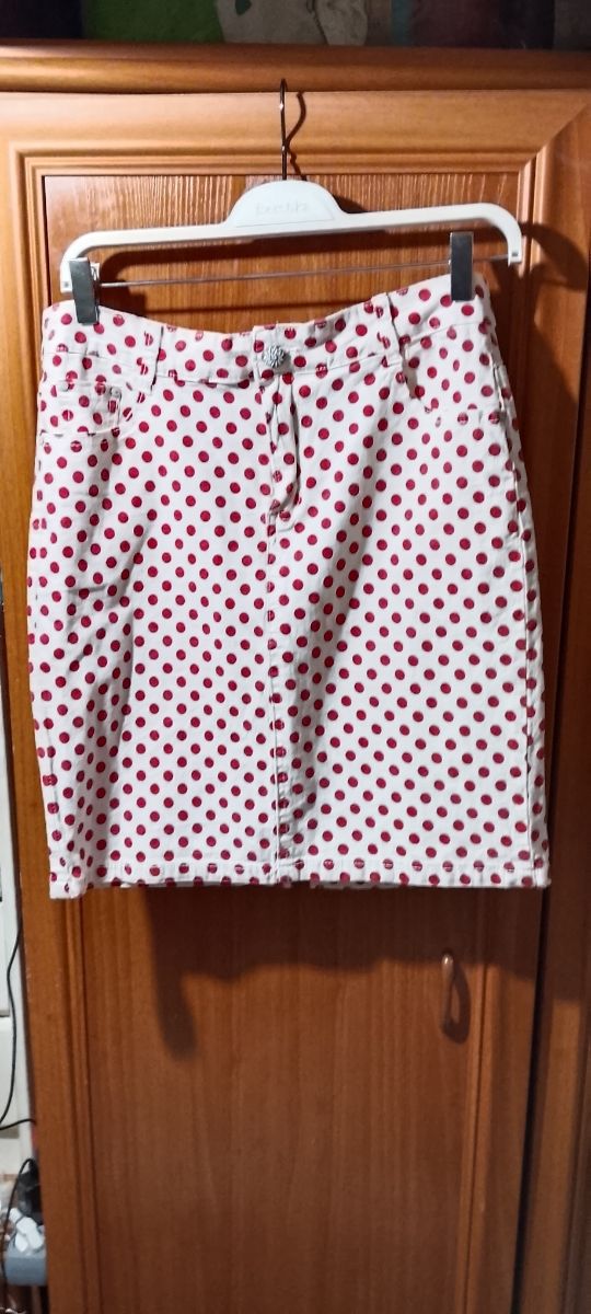 Falda de lunares rojos y blancos con abertura