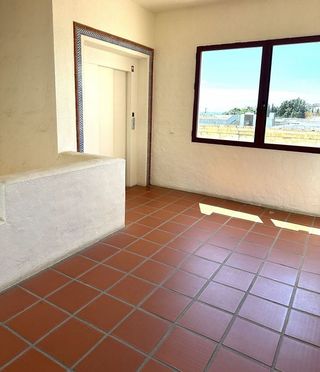 Oficina en venta en Nueva Andalucía centro en Marbella