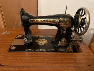 Máquina de Coser Singer Antigua Negra y Dorada