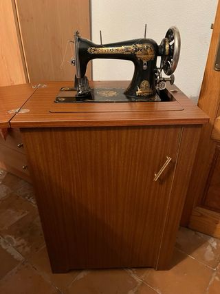 Máquina de Coser Singer Antigua Negra y Dorada