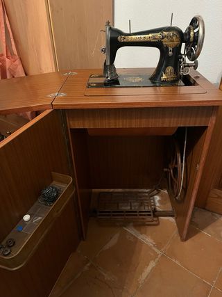 Máquina de Coser Singer Antigua Negra y Dorada