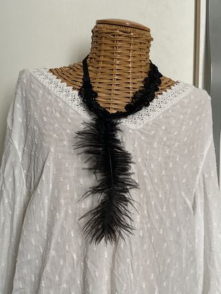 Collana con piuma nera