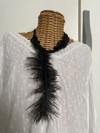 Collana con piuma nera
