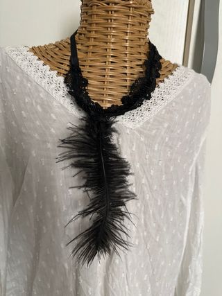 Collana con piuma nera
