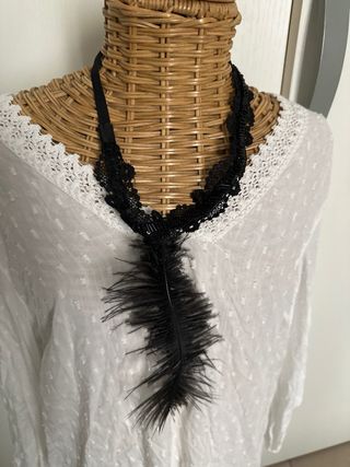 Collana con piuma nera