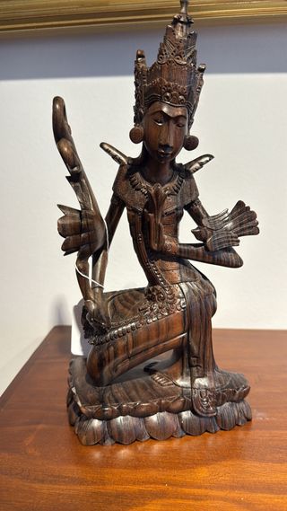 FIGURA DIOSA OSCURA MADERA
