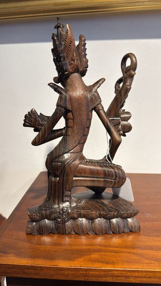 FIGURA DIOSA OSCURA MADERA