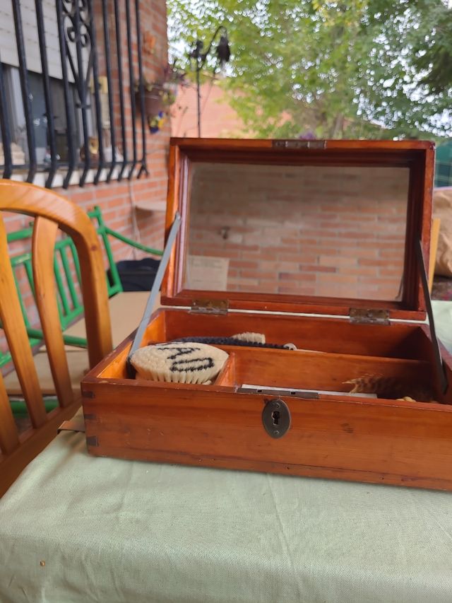 Caja de madera antigua con cerradura