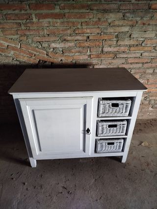 Mueble blanco con 3 cestos de mimbre