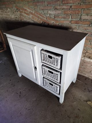 Mueble blanco con 3 cestos de mimbre