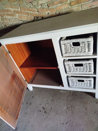 Mueble blanco con 3 cestos de mimbre