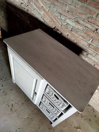 Mueble blanco con 3 cestos de mimbre