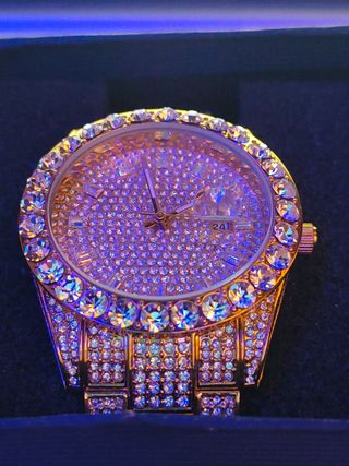 Reloj de Lujo Dorado con Diamantes