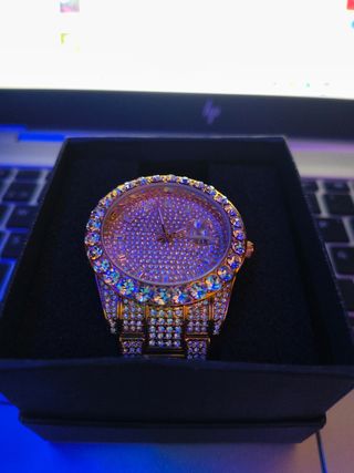 Reloj de Lujo Dorado con Diamantes
