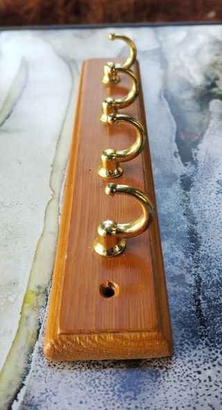 Colgador de llaves de madera y metal