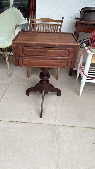 Cómoda antigua de madera con dos cajones