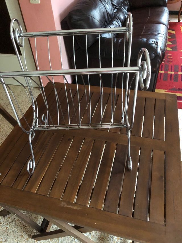 Revistero de metal cromado