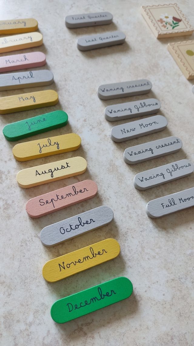 -50% Calendario Infantil Madera Inglés