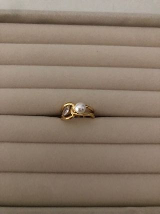 Anillo dorado perla y circonita
