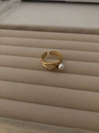 Anillo dorado perla y circonita