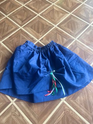 Falda azul con cintas