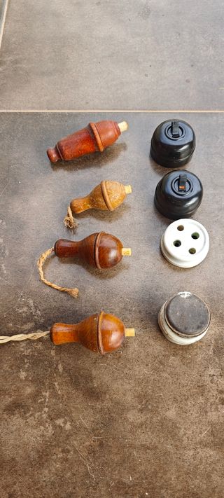 Antiguos interruptores y enchufes de madera