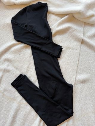 Enterizo negro con cremallera en tendencia!