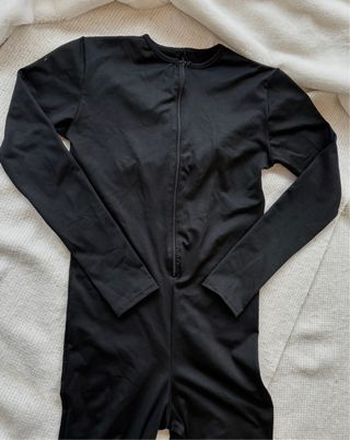 Enterizo negro con cremallera en tendencia!