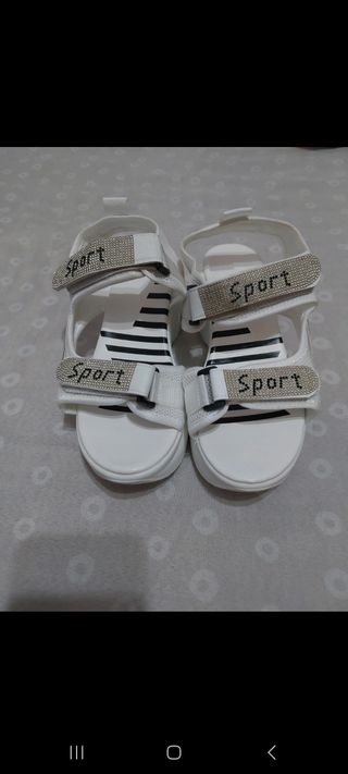 Sandalias Deportivas Blancas con Plataforma.