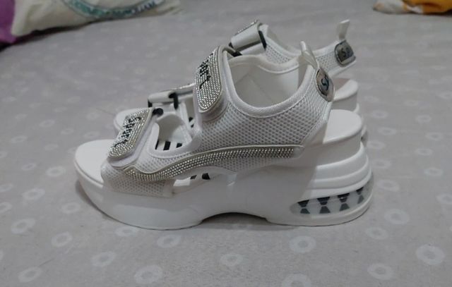 Sandalias Deportivas Blancas con Plataforma.