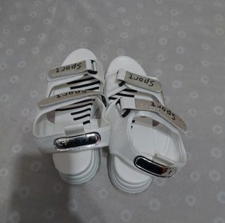 Sandalias Deportivas Blancas con Plataforma.