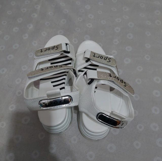 Sandalias Deportivas Blancas con Plataforma.