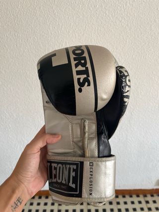 Guantes de Boxeo Leone Plata y Negro con vendas!!