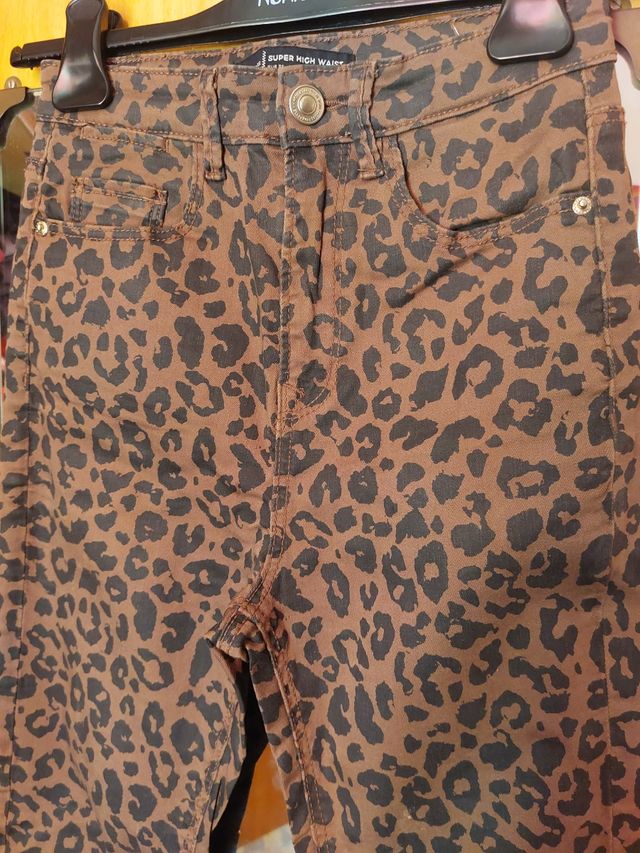 Pantaloni leopardati