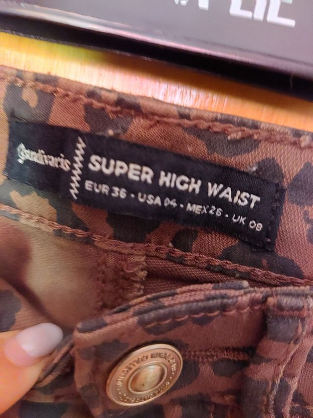 Pantaloni leopardati