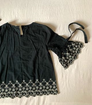 Camicetta nera con ricami bianchi