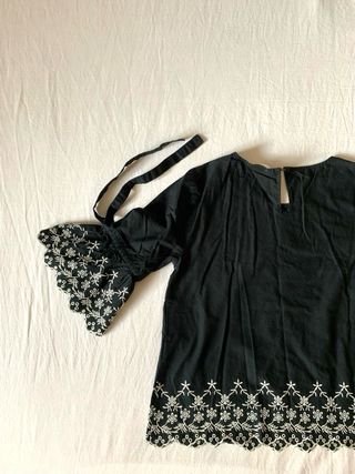 Camicetta nera con ricami bianchi