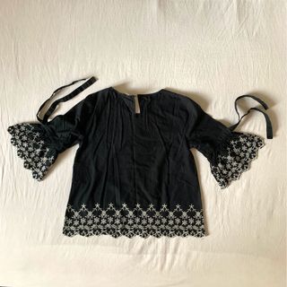 Camicetta nera con ricami bianchi