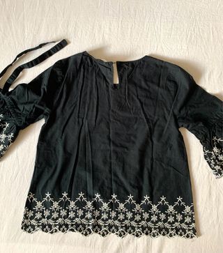 Camicetta nera con ricami bianchi