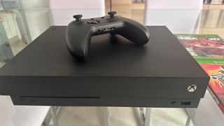 Xbox One X Negra + Mando + Juegos