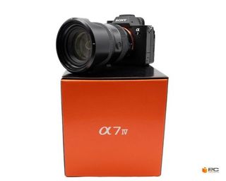 Sony Alpha 7 IV + Objetivo 28-70mm + batería ex