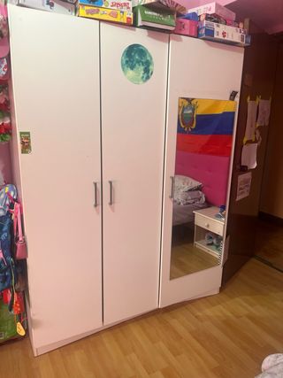 Armario blanco y multicolor