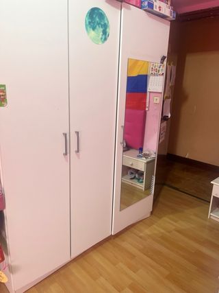 Armario blanco y multicolor