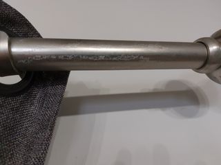 Barra de cortina de metal plateado