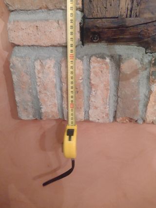 Ventana rústica con reja para bodega