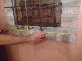 Ventana rústica con reja para bodega