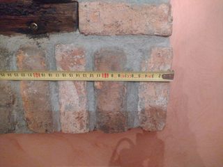 Ventana rústica con reja para bodega