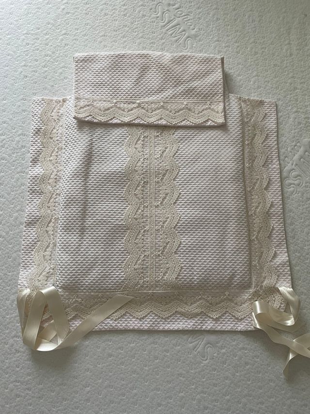 Colcha cubre capazo con encaje y cintas