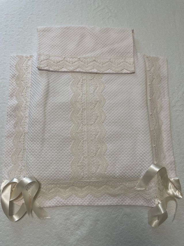 Colcha cubre capazo con encaje y cintas