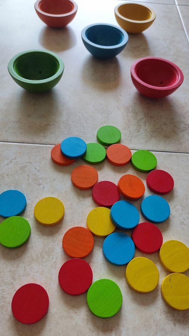 Tazas para contar y clasificar colores